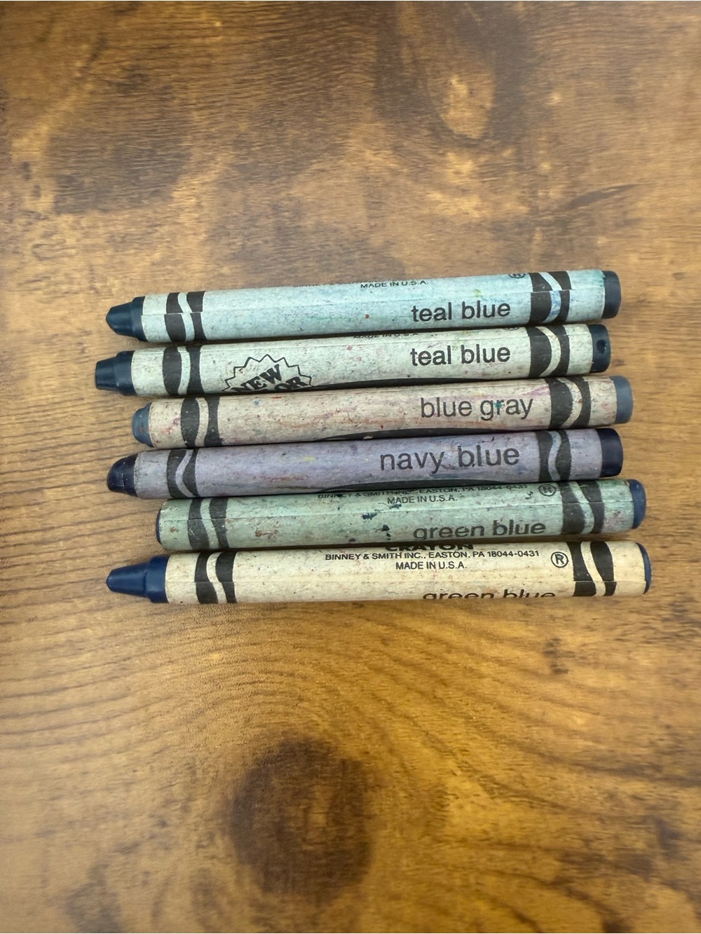 Set of vintage / collectible / discontinued Crayola crayons - blues